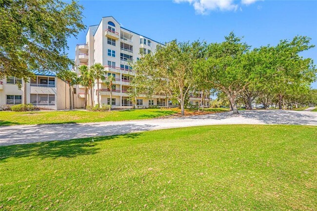 Foto del edificio - 2333 Feather Sound Dr