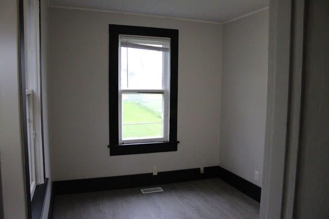 Building Photo - 402 Fritz Ave E