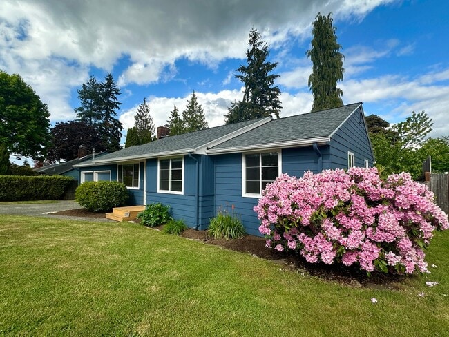 Building Photo - 3bd/1.5ba Shoreline Home