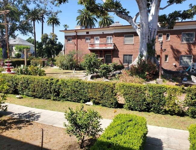Beautiful landscape property - 2324 Scarff St