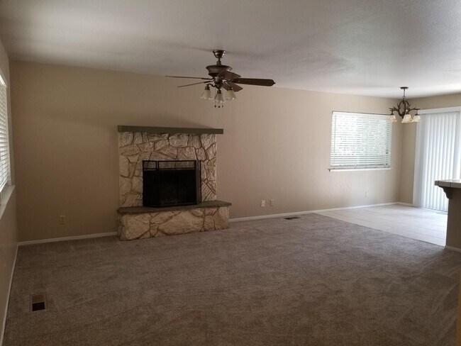 big beautifulliving room - 2923 Lakewood Cir