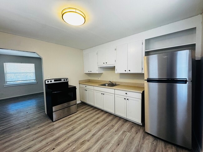 Building Photo - 2 Bed/1 Bath - Unit B