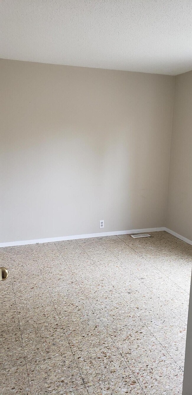 Building Photo - 3 Bed 1.5 Bath Unit in Calgary, AB