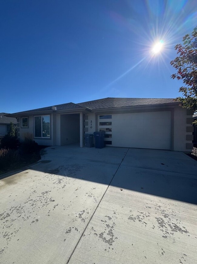 Building Photo - Beautiful 3-Bedroom, 2-Bath Home in a New ...