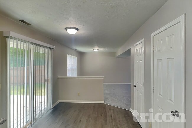 Building Photo - 8420 Country Club Blvd