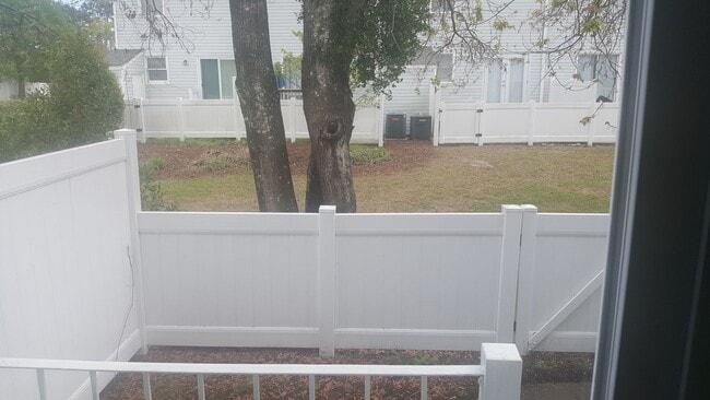 Building Photo - Nicely renovated 2 bedroom town home in th...