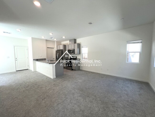 Building Photo - Updated 3bd/2ba Roseville Home!