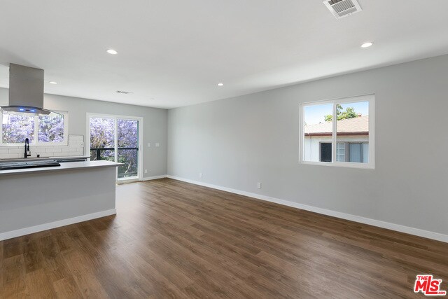 Foto del edificio - 5847 Willoughby Ave