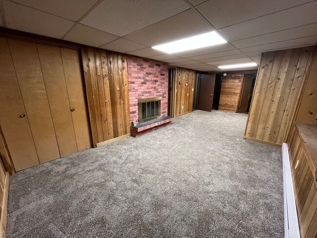 Building Photo - Lakeside 5 Bedroom 3 Bath Home Available N...