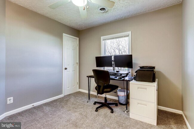 Building Photo - 206 N Fir Ct