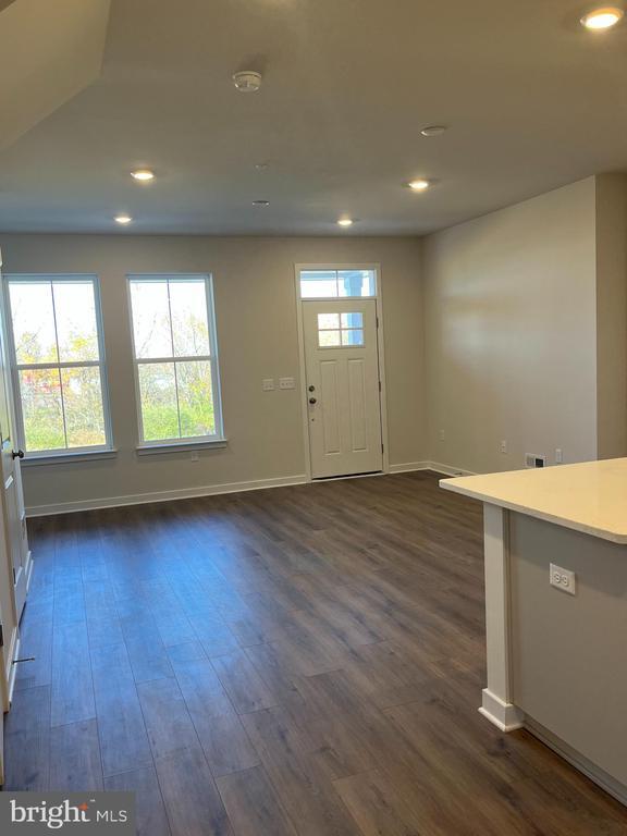 Foto del edificio - 741 Platinum Dr