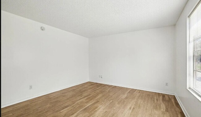 Building Photo - 4 Bentwood Ln