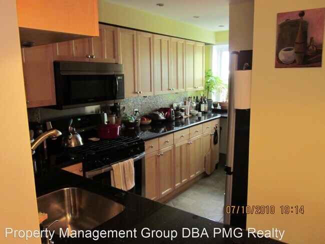 Building Photo - 2 br, 1.5 bath House - 1028 Pine Street - #3