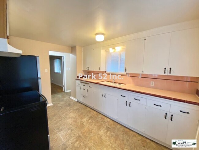 Foto del edificio - 6402 Fawcett Ave