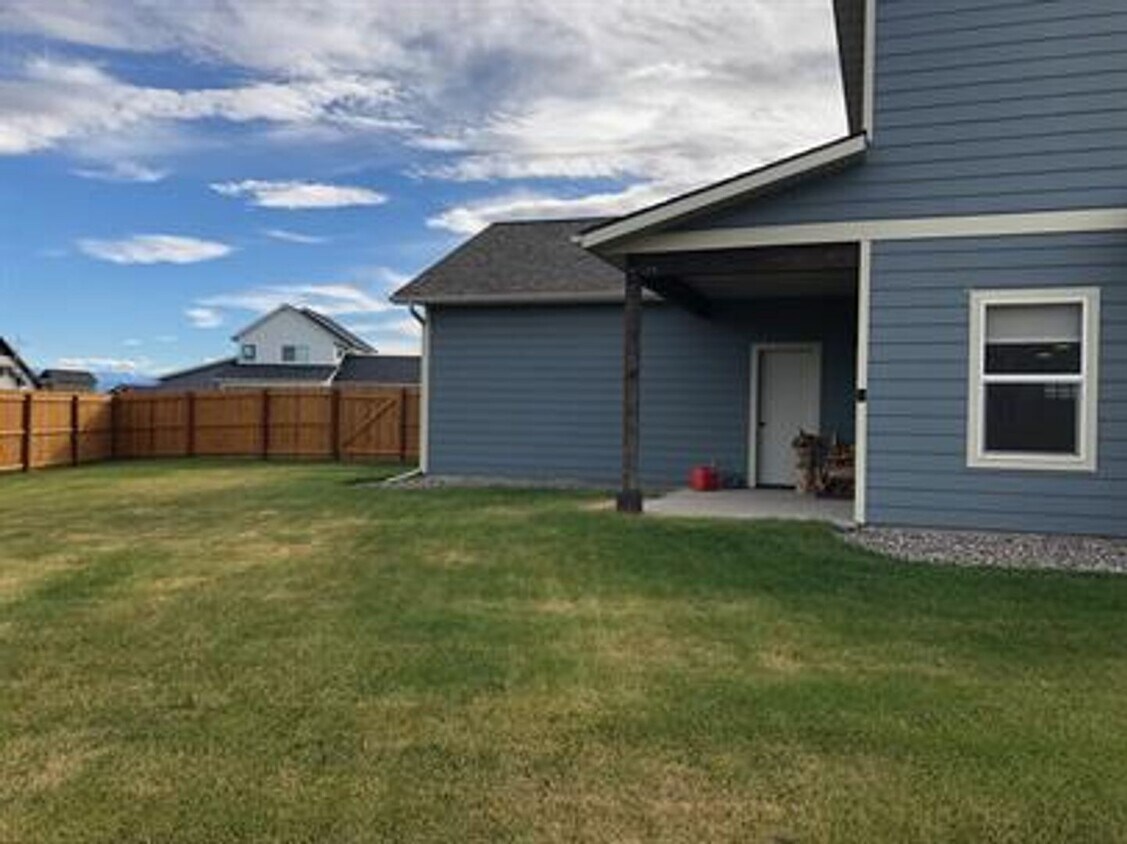 Foto principal - 4 bedroom 3 bath home in Ryen Glenn