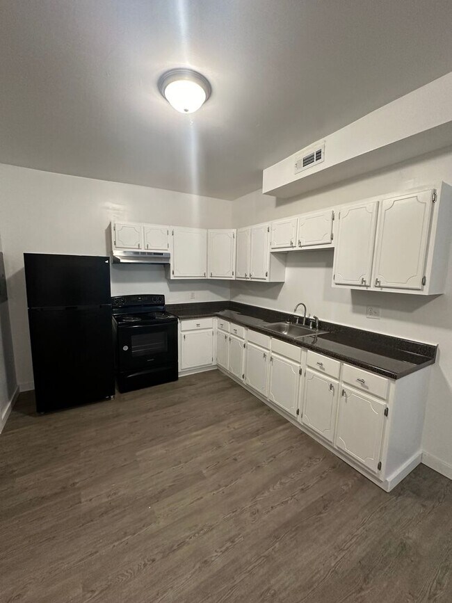 Foto del edificio - Spacious Townhome Available Soon