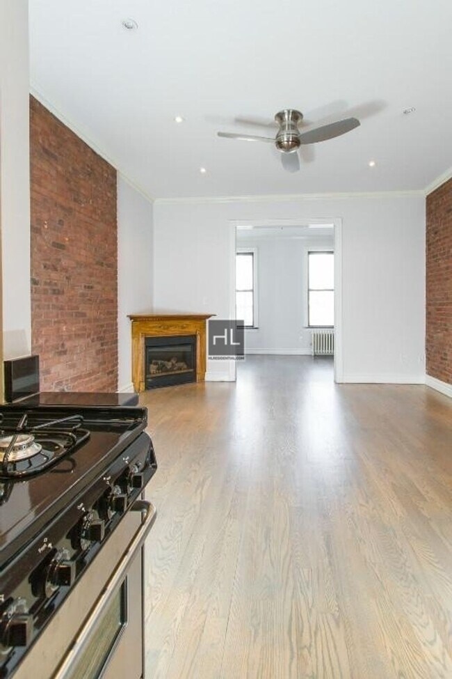 Building Photo - Tenth Avenue