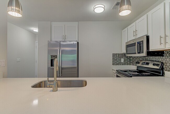 Foto del edificio - Condo in Tara Court Available for Rent!