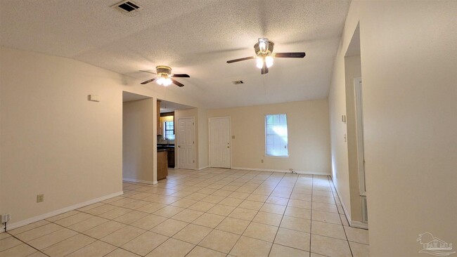 Foto del edificio - 1485 Pine Ln Dr