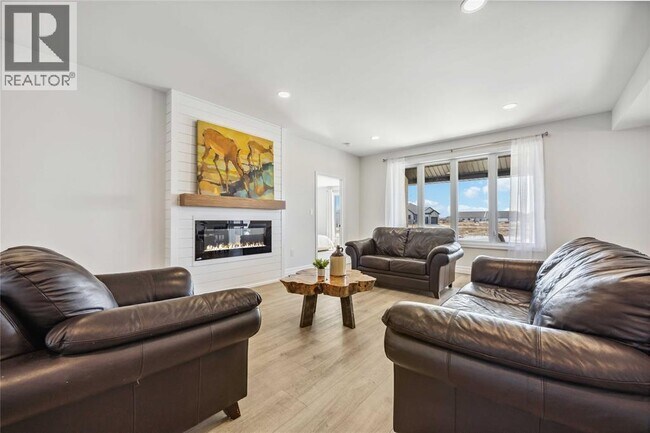 Building Photo - 640 Sweetbay Cres