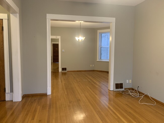 Building Photo - 2252 W Leland Ave
