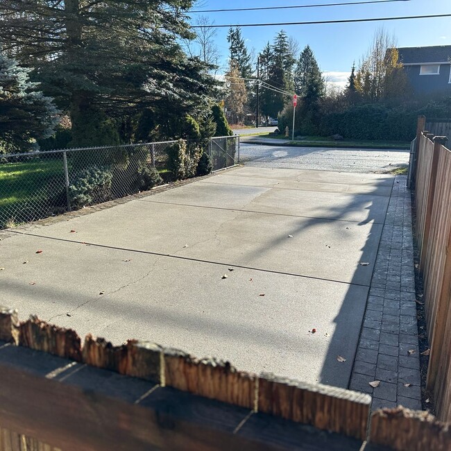 Building Photo - 3 bedroom, 1 bathroom located on Madison W...