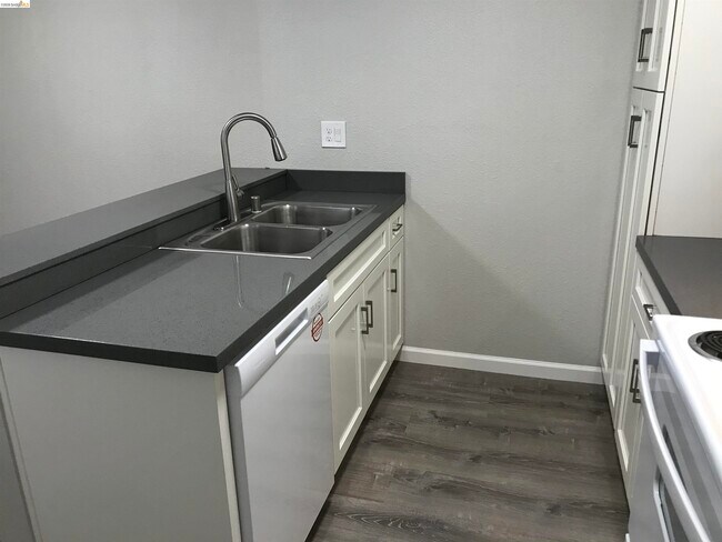 Building Photo - 1210 Sycamore Dr