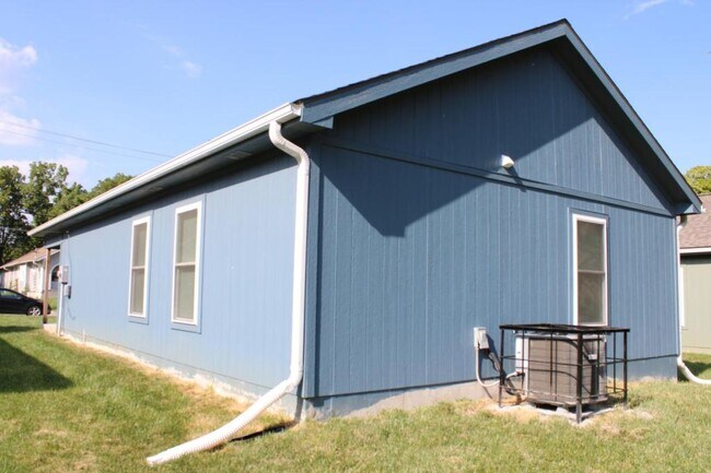 Building Photo - 305 E Short Ave