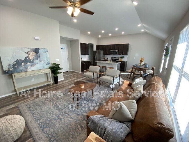 Building Photo - 346 Forest Hollow