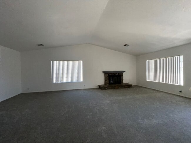 Building Photo - Beautiful 3 Bedroom House Located on Calic...
