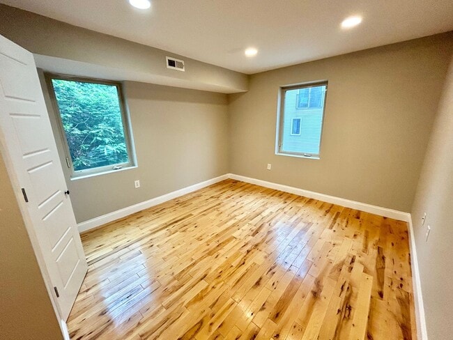 Building Photo - Modern 2 Bedroom Apartment