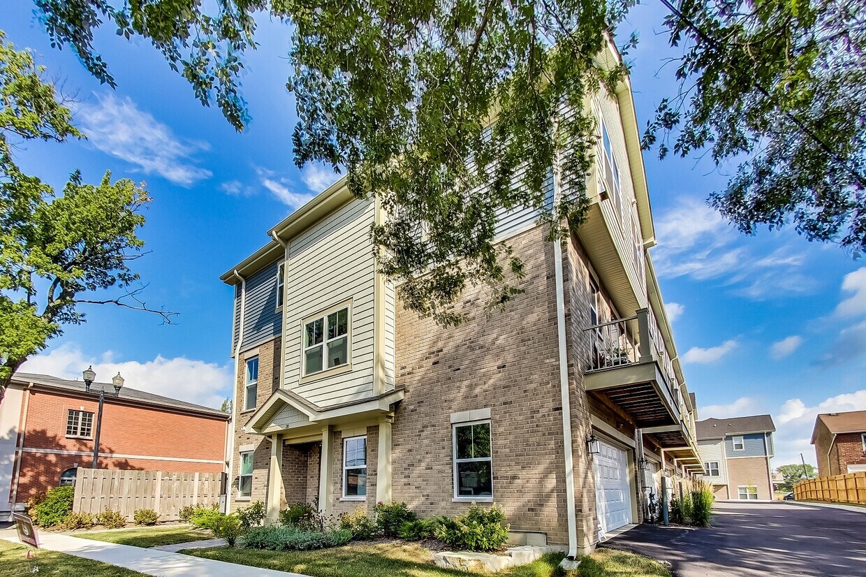 25 Clay Ave, Highwood, IL 60040 Townhome Rentals in Highwood IL