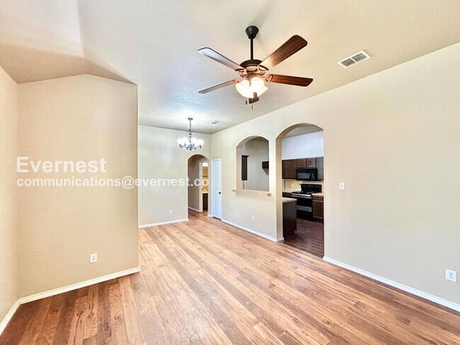 Building Photo - 3 Bed, 2 Bath Home with Fenced Yard & Garage / Pet-Friendly / Available Now!