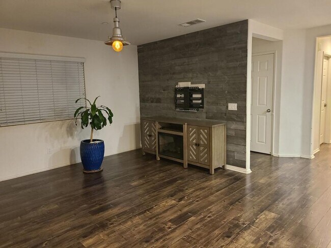 Foto del edificio - Immaculate Estrella 4 bedroom w Solar