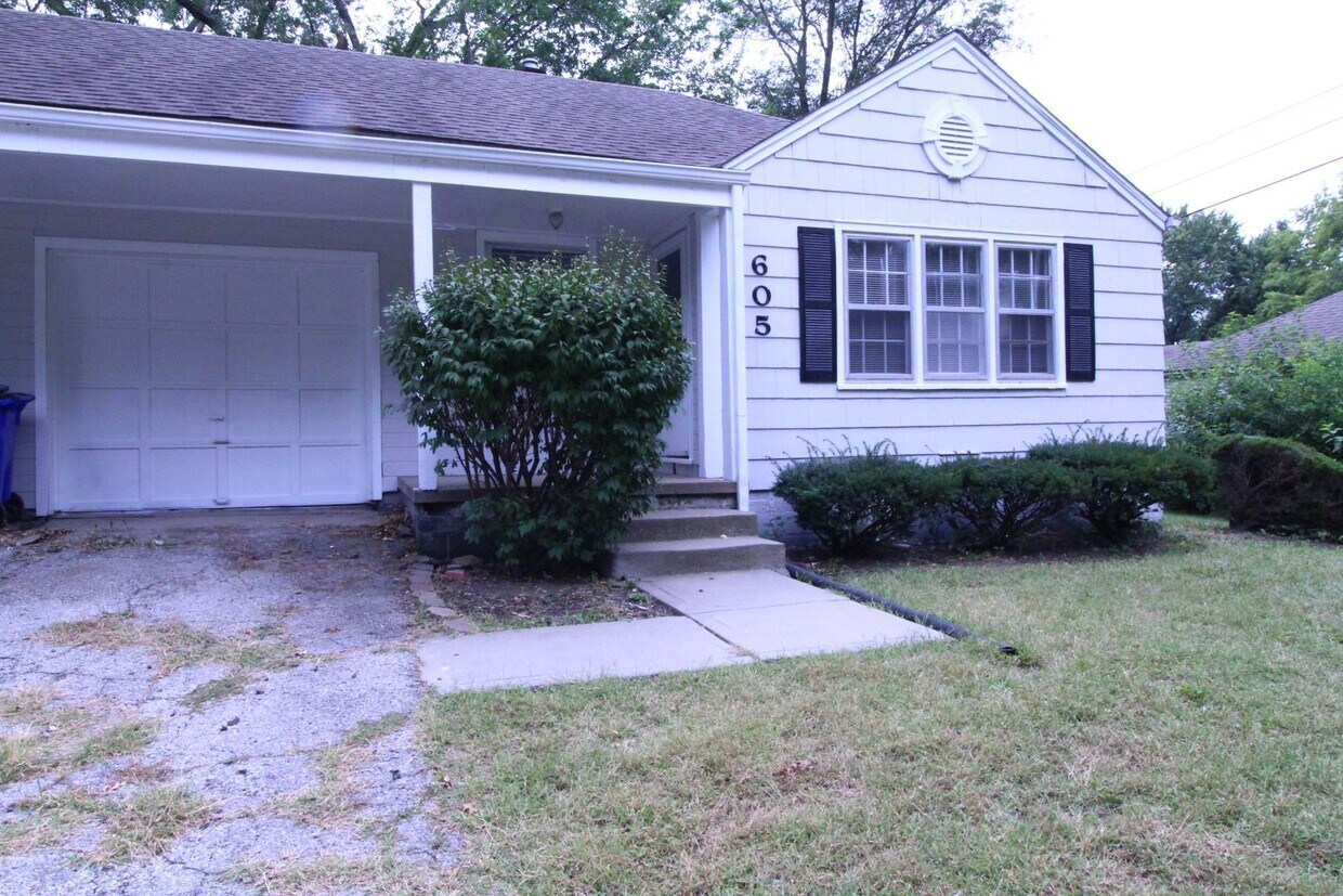 Foto principal - Updated 1 Bedroom 1 Bath Duplex in Olathe ...