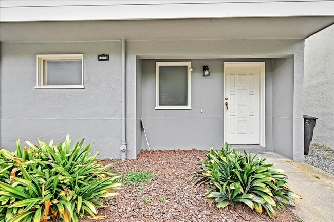 Building Photo - Light Filled Newly Remodeled Home w/ Fanta...