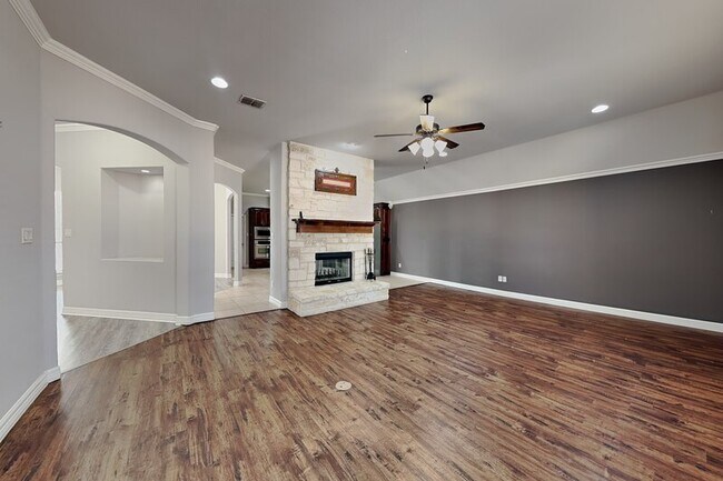Building Photo - 601 Green Pointe Dr