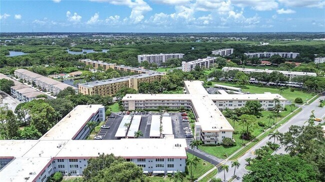 Foto del edificio - 5750 80th St N