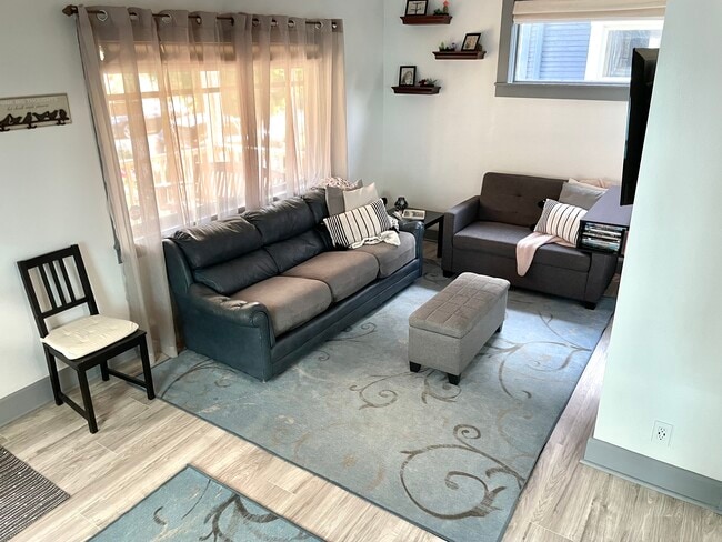 Building Photo - 313 NE Stanton St