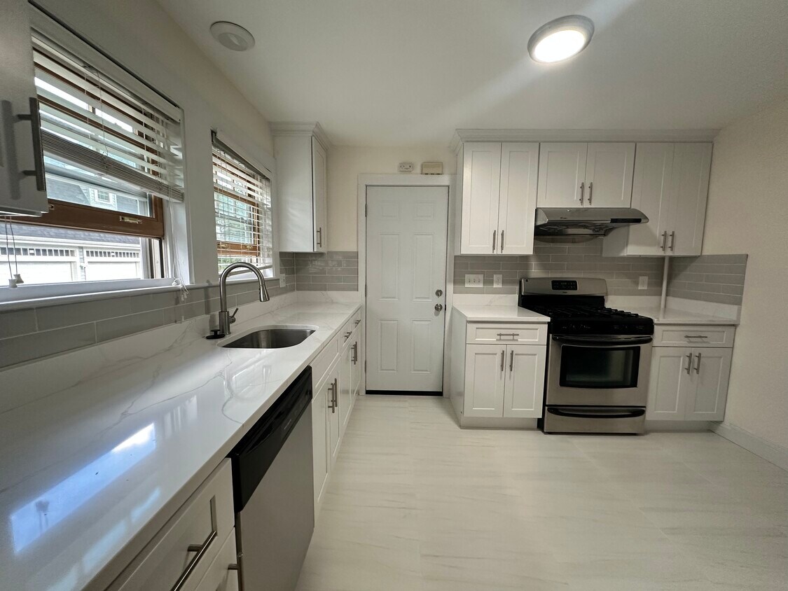 Foto principal - 83 Quincy Shore Dr
