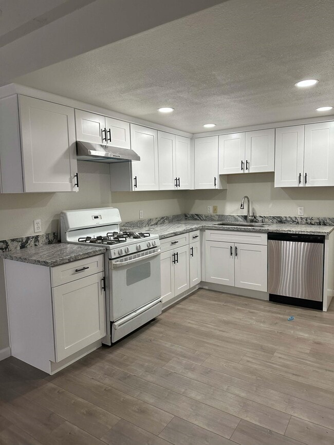 Photo - 1305 Oak Terrace Ct (Sacramento, CA) Apartment