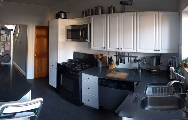 Foto del edificio - Updated 2BR w/ HW Floors, A/C, W/D, Yard