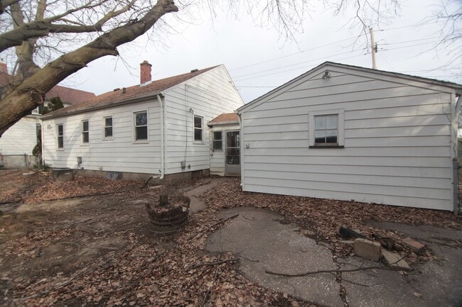 Building Photo - 2 Bedroom 1 Bath Home in Davenport - $250 ...