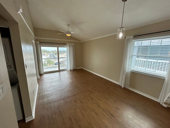 Vista de la sala y el balcón desde la cocina. - 6810 Stones Throw Cir N