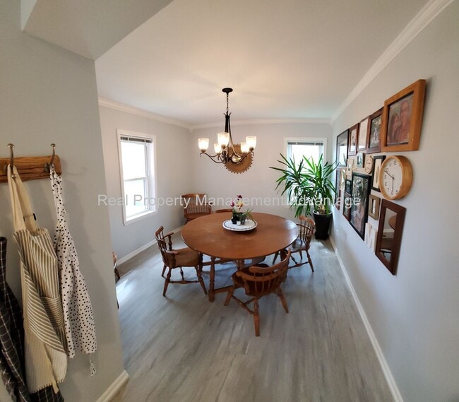Building Photo - 3 Bed/1 Bath with Large Light-Filled Kitchen!