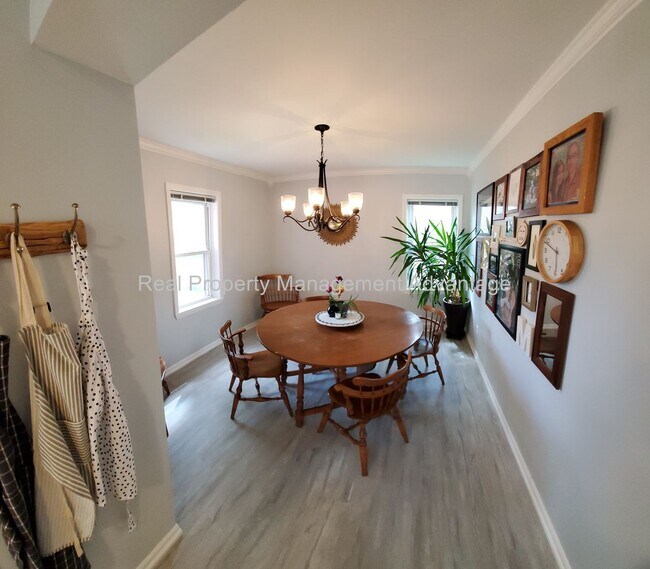 Foto del edificio - 3 Bed/1 Bath with Large Light-Filled Kitchen!