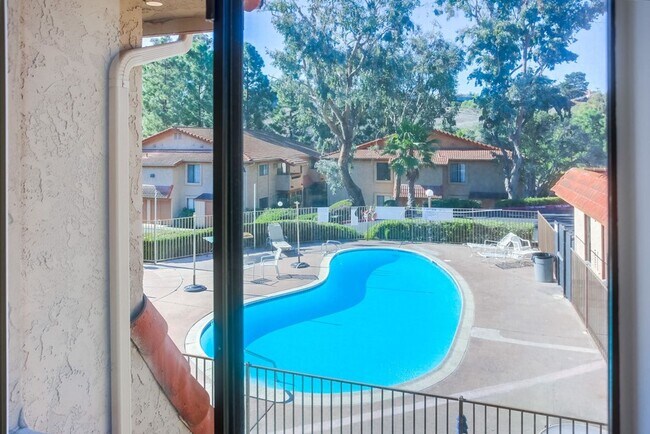 Foto del edificio - Cute Oceanside condo with garage parking!