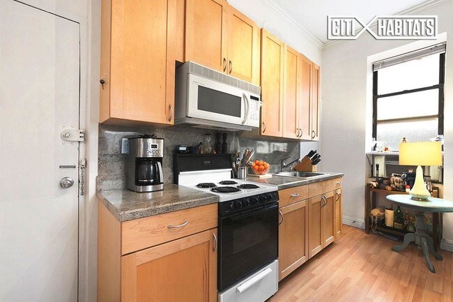 Building Photo - 140 W 69th St
