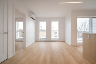 Building Photo - 4777 Rue Saint-Denis