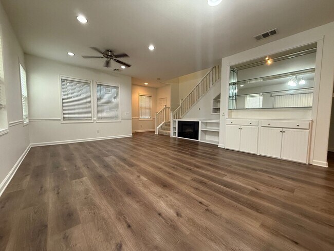 Foto del edificio - COMING SOON! Spacious 3-Bedroom Townhome f...